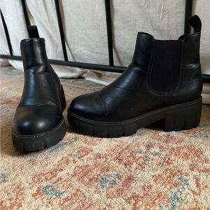 Sleek Black Ankle Boots with Chunky Sole